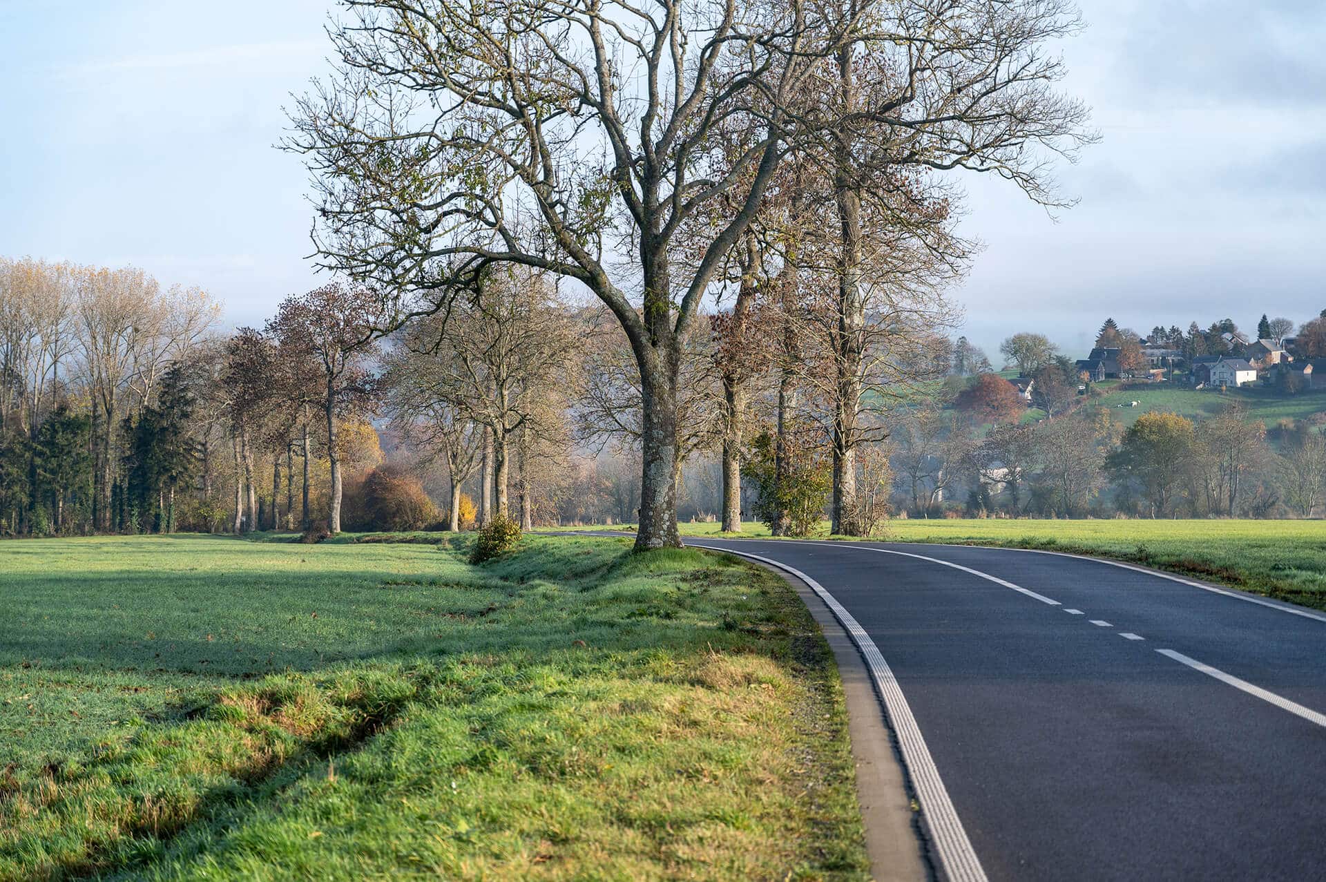 countryside road Buckinghamshire Oxfordshire surrounded by greenery